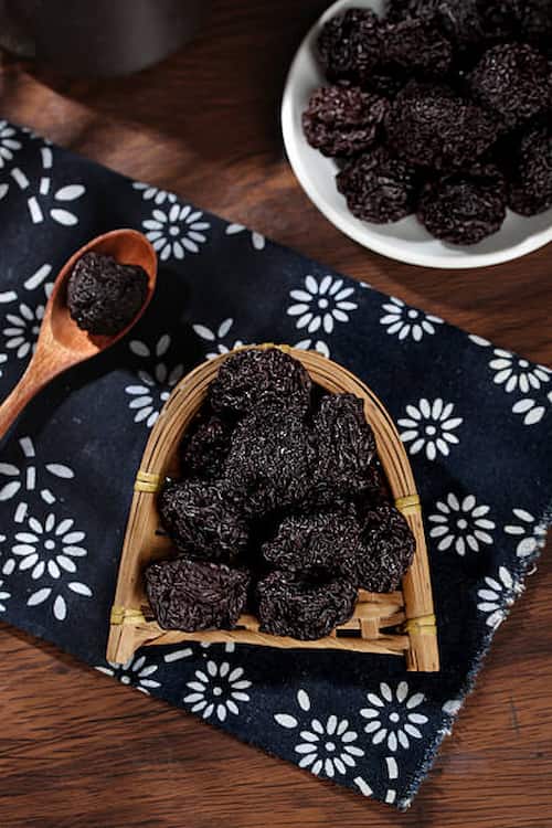 آلو بخارا سیاه با ماندگاری بالا و بسته‌ بندی بهداشتی